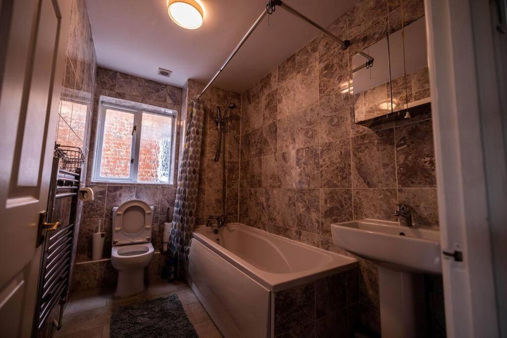 3 Bedrooms House-Sofabed-Parking-Bbqstove-Garden Лондон Екстер'єр фото