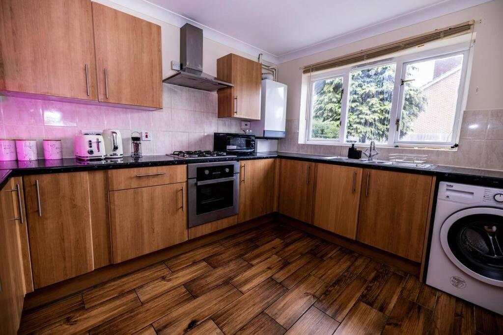 3 Bedrooms House-Sofabed-Parking-Bbqstove-Garden Лондон Екстер'єр фото
